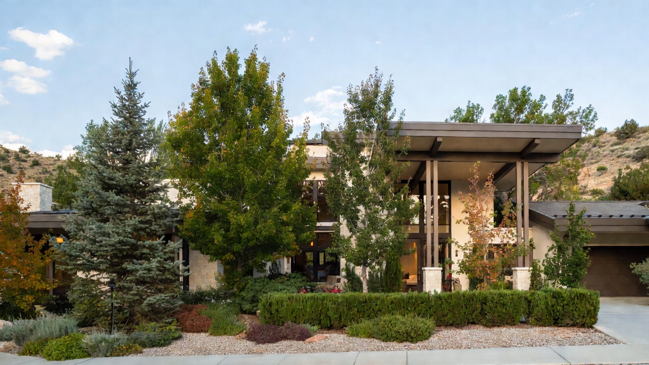 Canyon Crown Tree team working on a tree care project in Salt Lake City